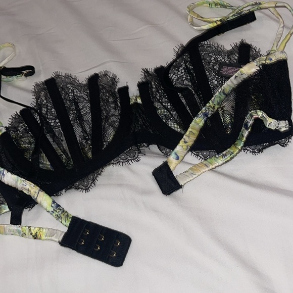 Victoria’s Secret Very Sexy Satin Lace Bra - Picture 5 of 5